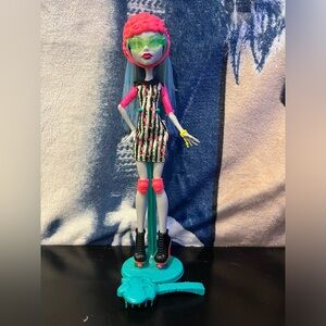 Monster high skulltimate rollermaze ghoulia yelps complete